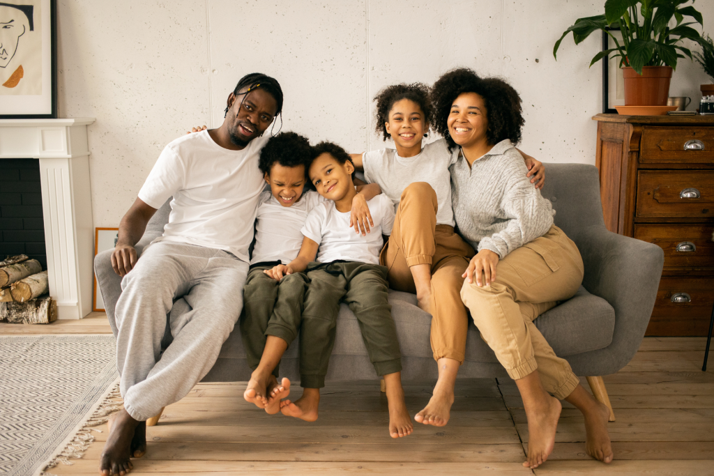 Familia junta feliz por obtener descuento